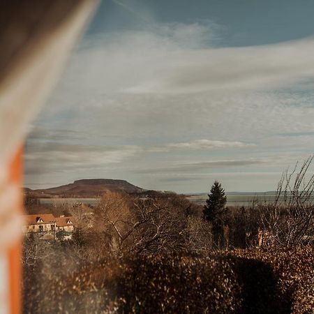 Mandulas Kabin A Kishaz Dezsaval Es Kilatassal A Balatonra Balatongyörök Eksteriør billede