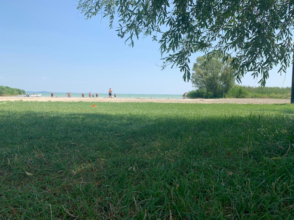 Mandulas Kabin A Kishaz Dezsaval Es Kilatassal A Balatonra Balatongyörök Eksteriør billede