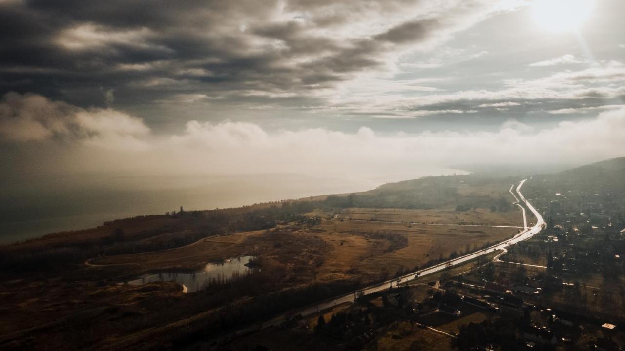 Mandulas Kabin A Kishaz Dezsaval Es Kilatassal A Balatonra Balatongyörök Eksteriør billede