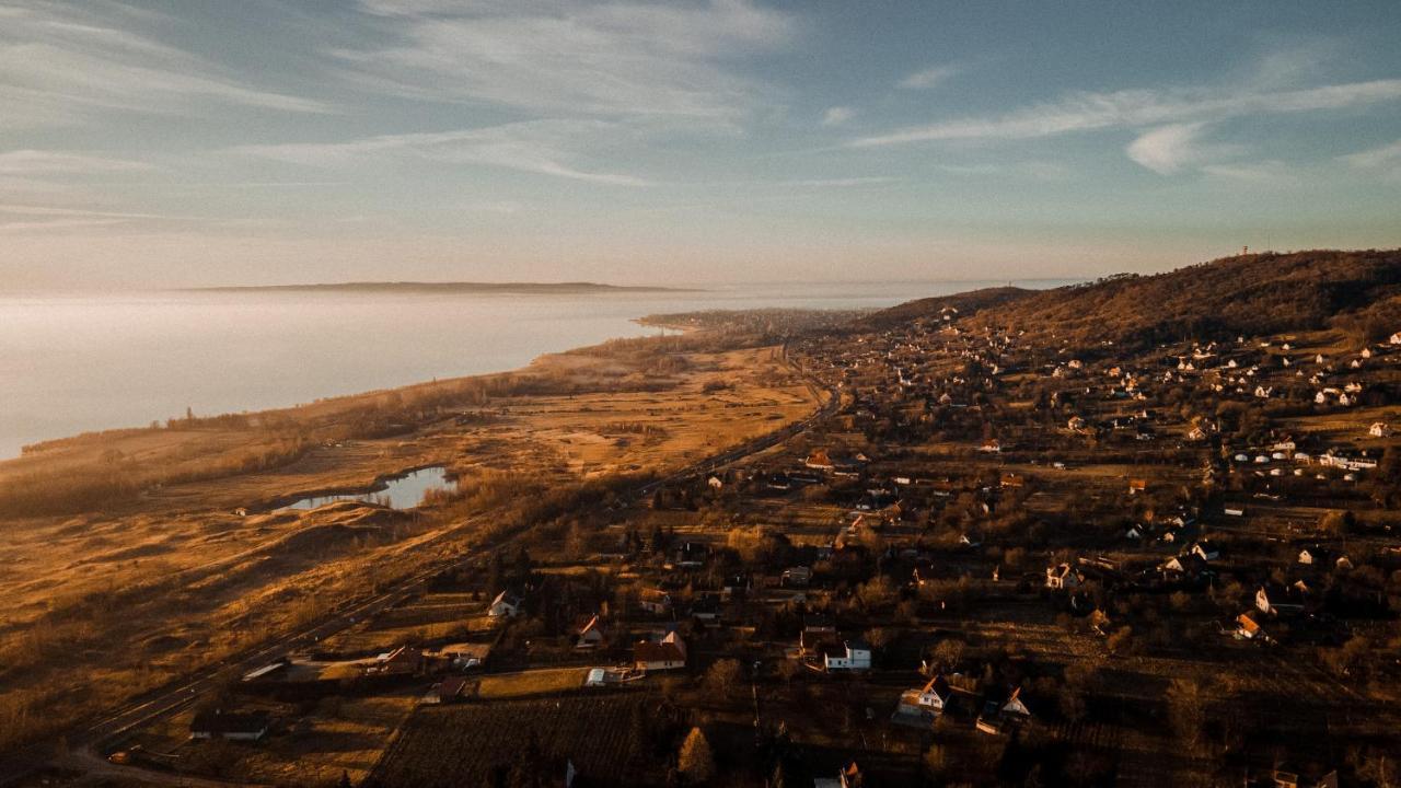 Mandulas Kabin A Kishaz Dezsaval Es Kilatassal A Balatonra Balatongyörök Eksteriør billede